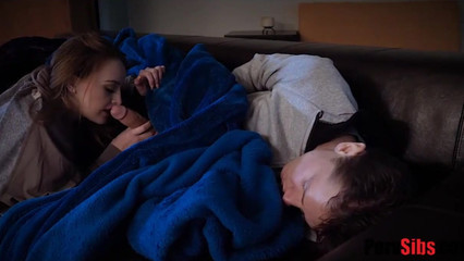 Двоюродная сестра не сдержалась и соснула член спящего брата